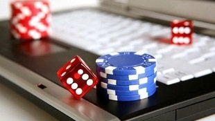 Poker table interface on bigsloto login showing seat positions and pot display